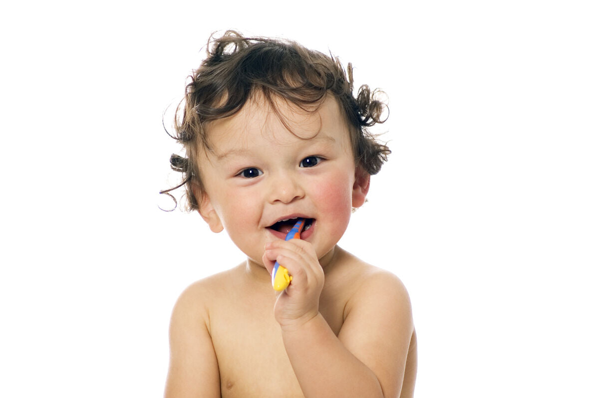 child brushing teeth, preventing tooth decay